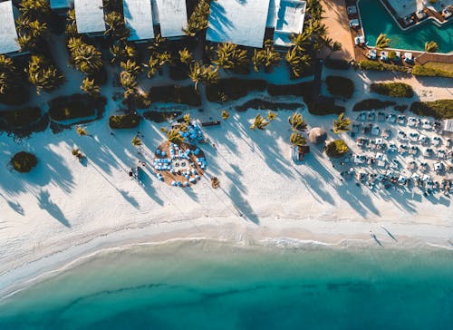 Zonvakantie bij tropisch strandresort met zeezicht en palmbomen